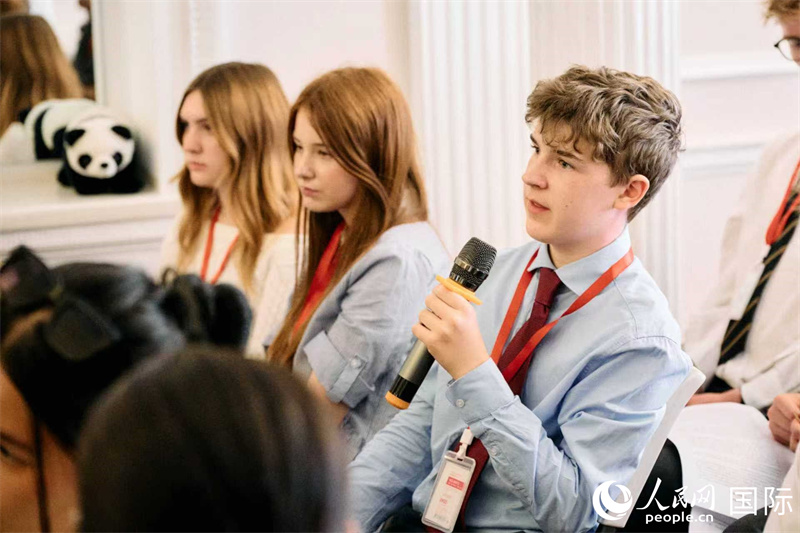 英国学生积极参与问答环节了解去中国学习的情况。杨浩鹏摄